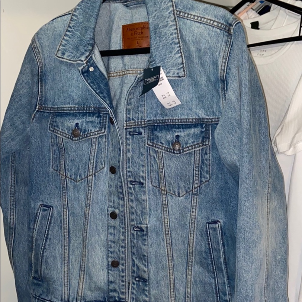 Jean / denim jacket.
